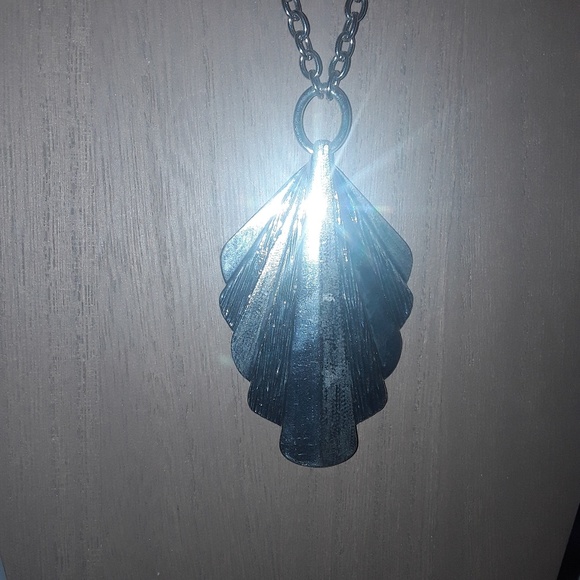 Liz Claiborne Jewelry - 2/$7.00🔥🔥Liz Claiborne Chain & Pendant